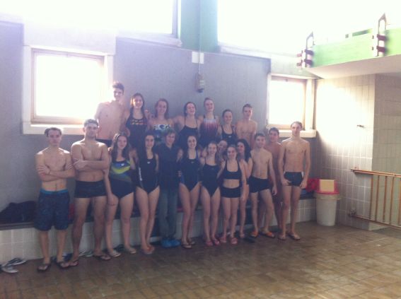 foto dei partecipanti in piscina